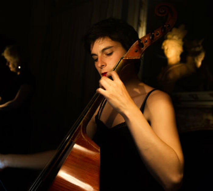 Juliette Guignard jouant de la viole de gambe dans le salon de compagnie du musée<br/> &copy; Pierre Planchenault