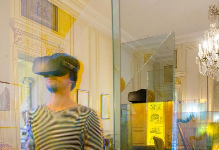 The Salon de compagnie in augmented reality - virtual reality headset Cap Sciences<br/> &copy;  madd Bordeaux F. Griffon