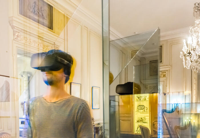 Le salon de compagnie en réalité virtuelle, casque de réalité virtuelle Cap Sciences<br/> &copy;  madd Bordeaux - F. Griffon