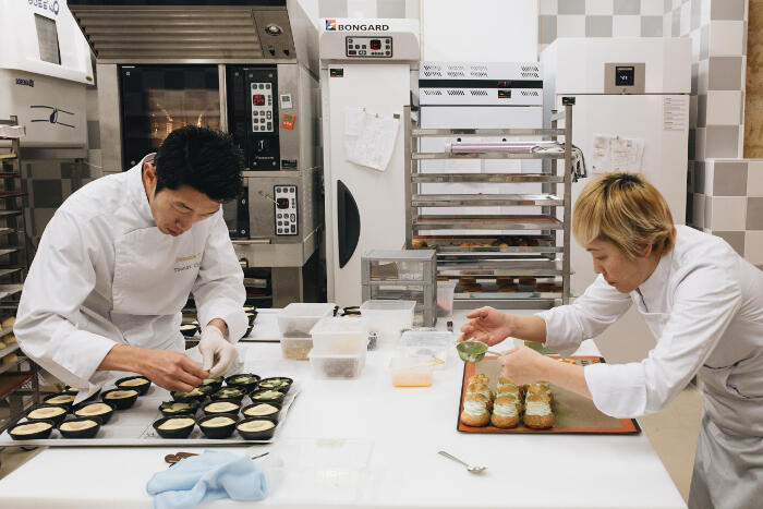 Stanley et Satomi Chan en train de préparer des pâtisseries dans leur laboratoire ouvert sur le salon de thé situé 8 Cours Alsace Lorraine à Bordeaux<br/> &copy; Sarah Arnould