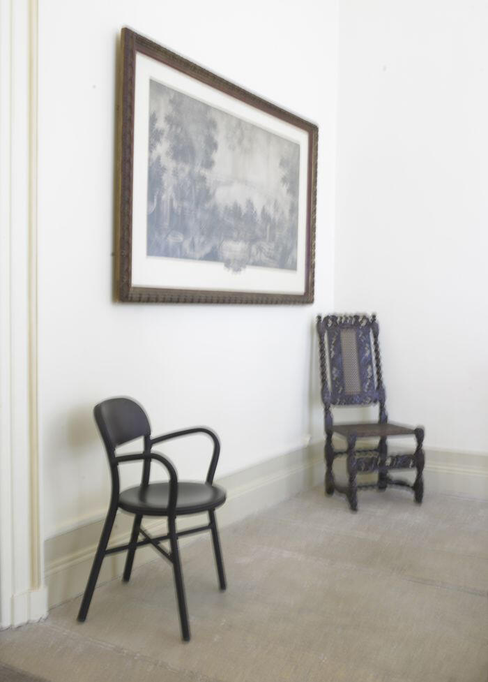 Jasper Morrison, fauteuil Pipe, 2008 (Magis) - Vue de Bordeaux, 1738 - Chaise anglaise XVIIème siècle<br/> &copy;  Hervé Lefebvre.