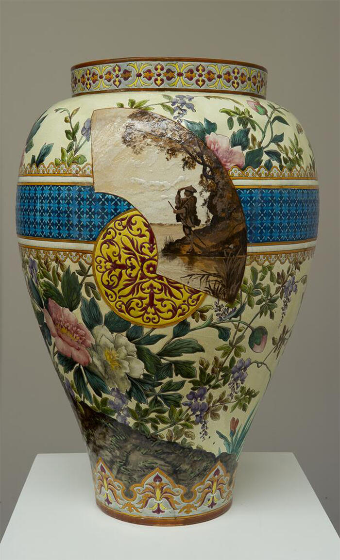 Vase décoratif réalisé à Bordeaux par la manufacture Jules Vieillard & Cie<br/> &copy;  madd Bordeaux - L. Gauthier