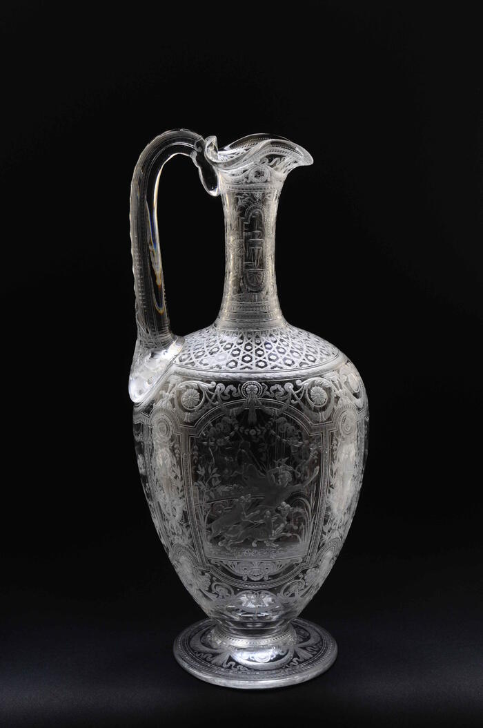 Grande aiguière en verre au plomb (cristal) gravée à la roue avec trois scènes mythologiques, Gravure attribuée à l’atelier Müller-Millar d’Edimbourg<br/> &copy;  madd-bordeaux - L. Gauthier