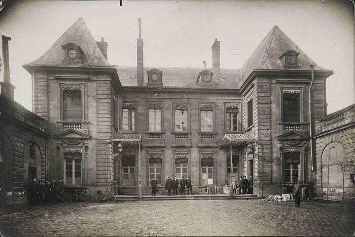 Agents de police municipale devant l'hôtel de Lalande, début du XXe siècle<br/> &copy;  Archives du madd-bordeaux