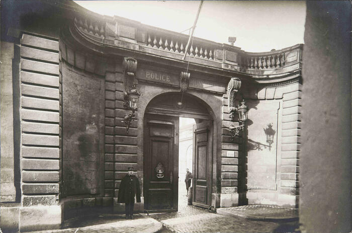 Agents de police municipale devant l'hôtel de Lalande, rue Bouffard, début du XXe siècle<br/> &copy;  Archives du madd-bordeaux