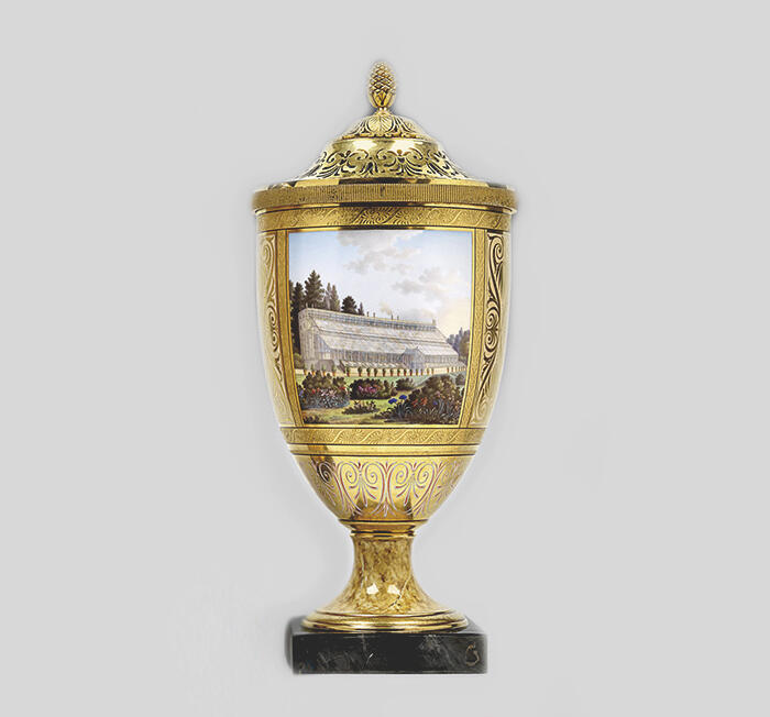 Vase pot-pourri de la Manufacture royale de porcelaine de Berlin, offert par la reine Louise de Prusse à l’impératrice Joséphine, vue de la serre chaude de Malmaison<br/> &copy; DR