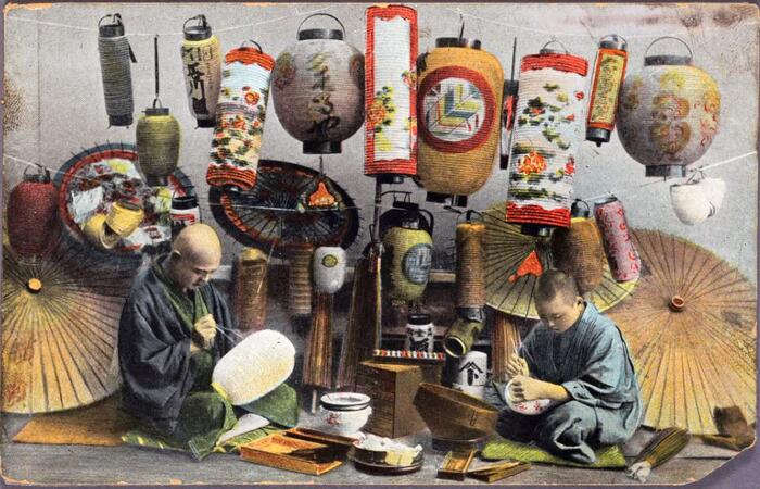 Makers of paper lanterns called “chochin » painting in the early 20th century <br/> &copy; New York Public Library - D.R.
