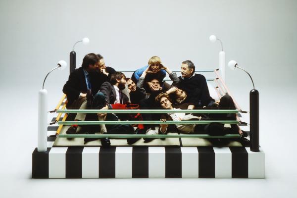 Photographie du groupe Memphis sur le ring Tawaraya (1981) conçu par Umeda Masanori<br/> &copy; Studio Azzuro / Courtesy Fondazione Berengo
