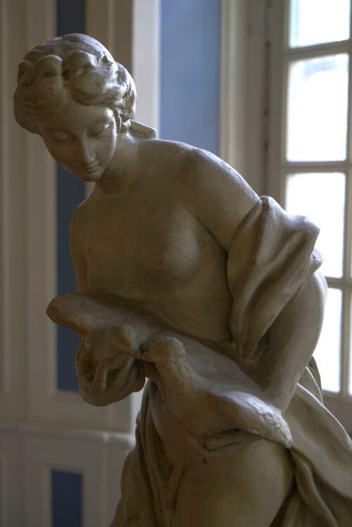 Statue en plâtre du sculpteur Pierre-François Berruer représentant Vénus tenant deux colombes<br/> &copy; madd-bordeaux