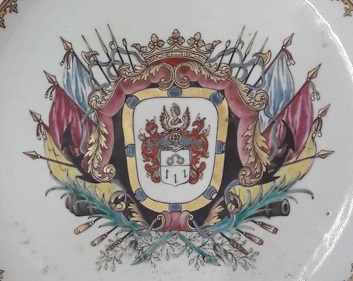 Détail d'un décor d'assiette aux armes de la famille Ver Huell, porcelaine Compagnie des Indes, vers 1745<br/>