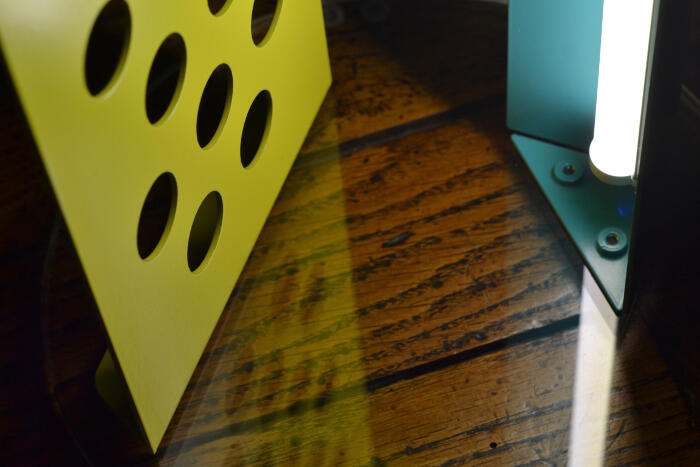 Détail, lampe de la collection « Bright Rays », 2015, Verre, métal perforé jaune et vert turquoise, LED<br/> &copy;  madd-bordeaux - M. Delanne