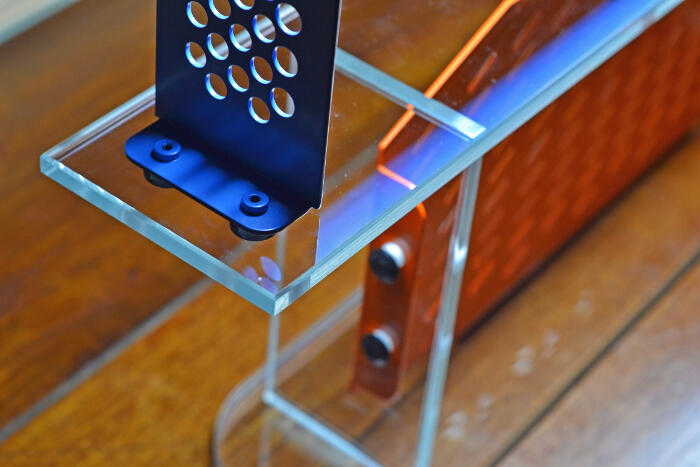Détail, lampe de la collection « Bright Rays », 2015, Verre, métal perforé orange et bleu, LED<br/> &copy;  madd-bordeaux - M. Delanne