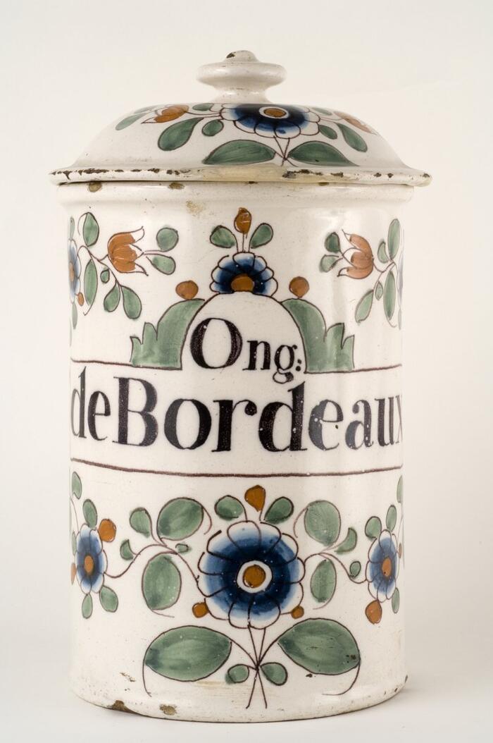 Pot d'apothicaire en faïence de Bordeaux - Manufacture Boyer, Fin du 18e siècle - Collection du madd-bordeaux<br/> &copy; madd-bordeaux