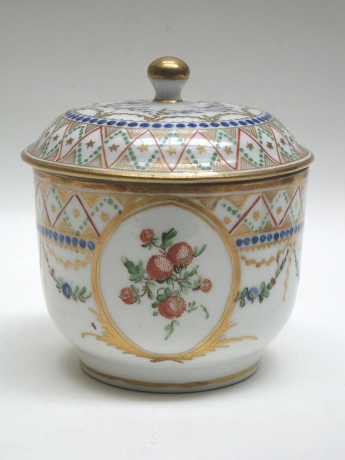 Sucrier en porcelaine de Bordeaux, à décor de fraises des bois, 1787-1790<br/> &copy; madd-bordeaux 