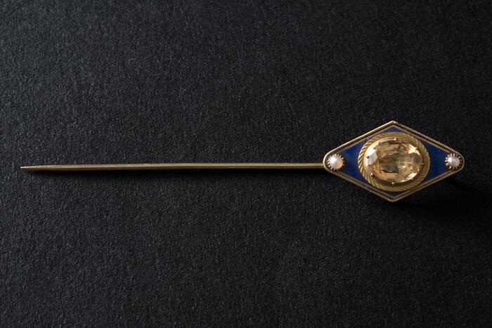 Epingle de cravate en or émaillé de bleu, ornée d'une topaze et de deux perles fines, France, XVIIIe ou XIXe siècle<br/> &copy;  Mairie de Bordeaux. Photo L. Gauthier