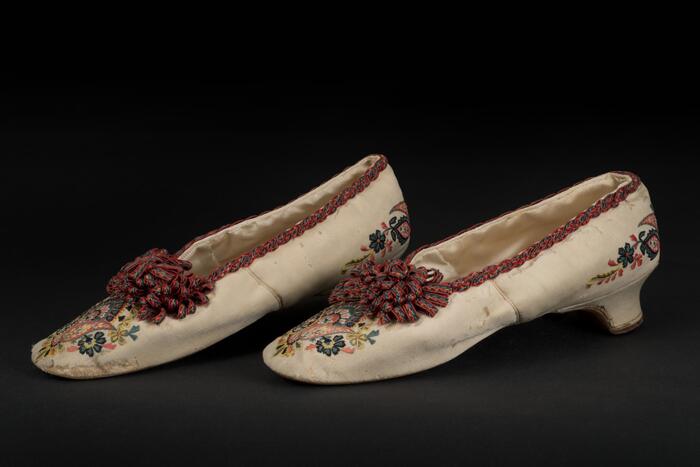 Paire de souliers en tissu brodé de fil de soie, France ou Angleterre, entre 1852 et 1870<br/> &copy;  Mairie de Bordeaux - L. Gauthier