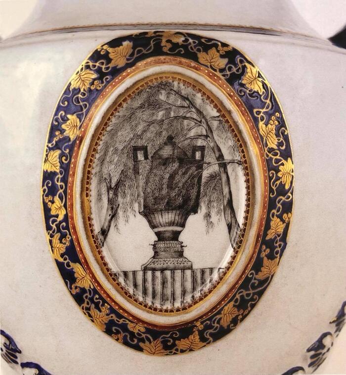 Médaillon sur une urne de la Compagnie des Indes, années 1970 - Bordeaux, musée des Arts décoratifs<br/> &copy;  Mairie de Bordeaux – L. Gauthier