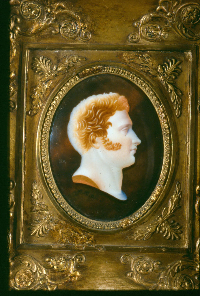 Portrait du duc de Berry en médaillon façon camée signé S. Le Doux. Porcelaine, 1815-1820<br/> &copy;  madd-bordeaux – L. Gauthier