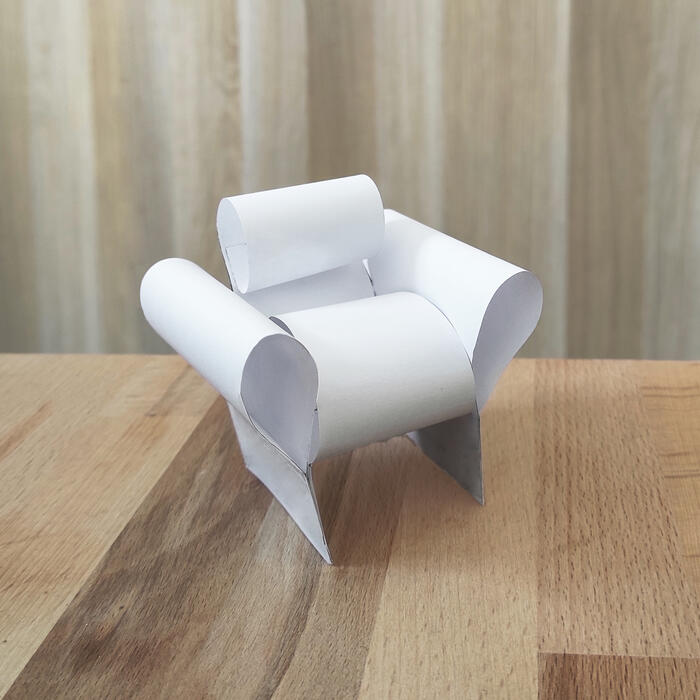 Paper toy inspiré du fauteuil Well Tempered Chair de Ron Arad, 1986<br/> &copy;  madd-bordeaux
