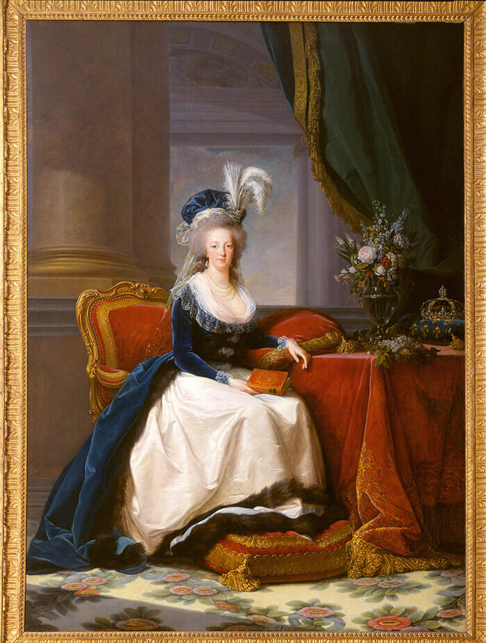 Reine Marie-Antoinette, en manteau bleu et robe blanche, tenant un livre, Elisabeth Louise Vigée-Le Brun<br/> &copy; madd-bordeaux - L. Gauthier..