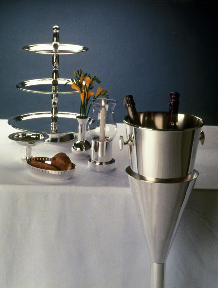 Nestor Perkal, Grand Hôtel, serviteur muet, vases, photophore, coupe panier, seau à champagne avec son pied, édition Algorithme, métal argenté, acier inoxydable, 1989 <br/> &copy; DR