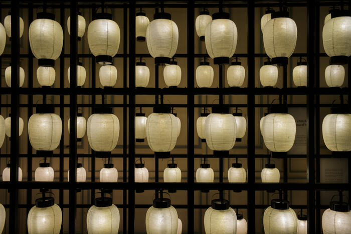 Dans la salle dédiée à l’atelier pour enfants, une centaine de chōchin provenant de l’atelier Tanaka Shōten à Yame (île de Kyushu, préfecture de Fukuoka)<br/> &copy; Mathieu Peyroulet