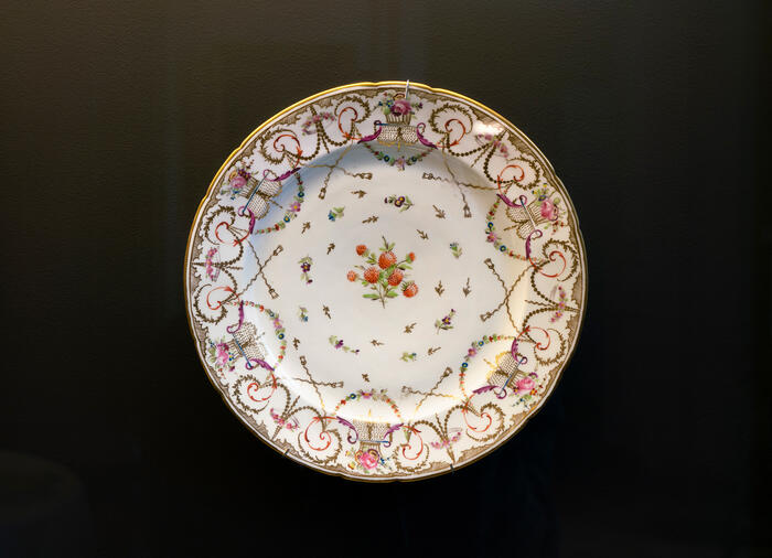 Assiette, manufacture des Terres de Bordes, Bordeaux, 1787-1790, porcelaine, collection privée<br/> &copy; madd-bordeaux - I. Gaspar Ibeas
